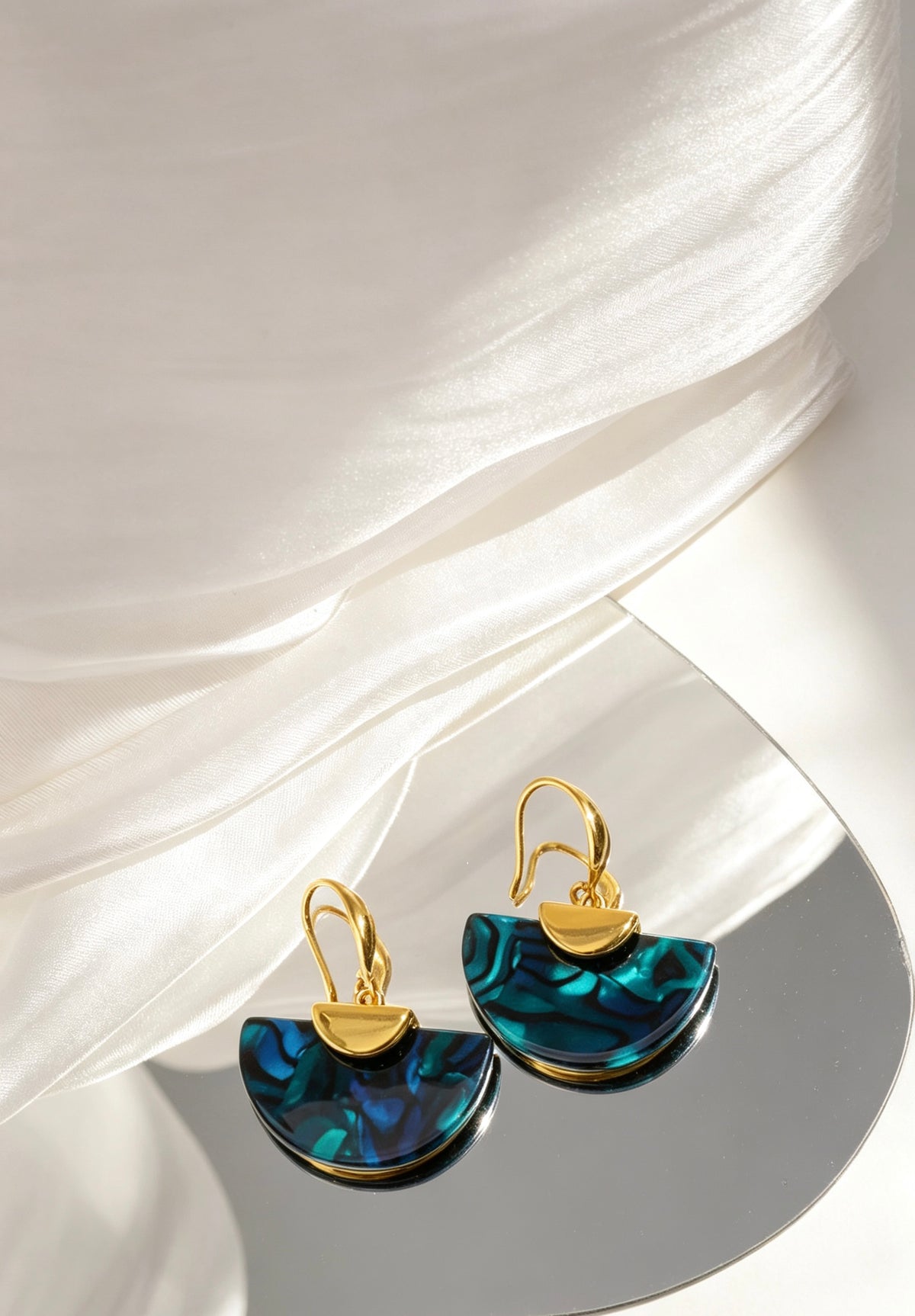 Pendientes de resina color verde pavo real bañados en oro de 18K | Diseño en forma de abanico