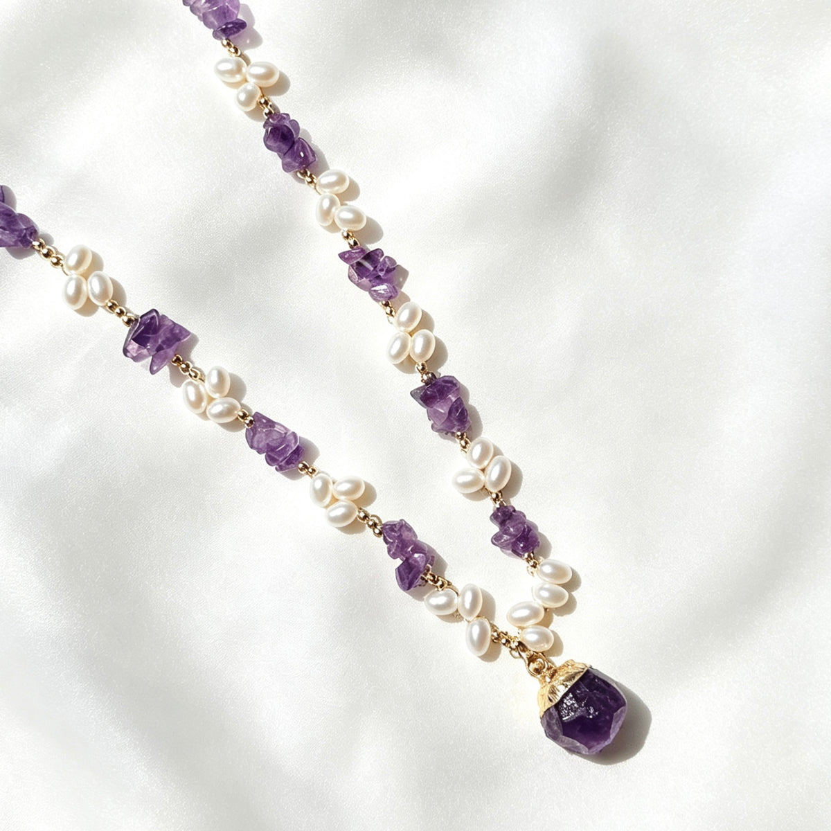 Collar de amatista en bruto y perla de agua dulce bañado en oro de 14K | Hecho a mano