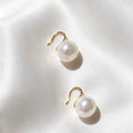Pendientes de gota con perla de concha natural bañados en oro de 14K | Diseño minimalista