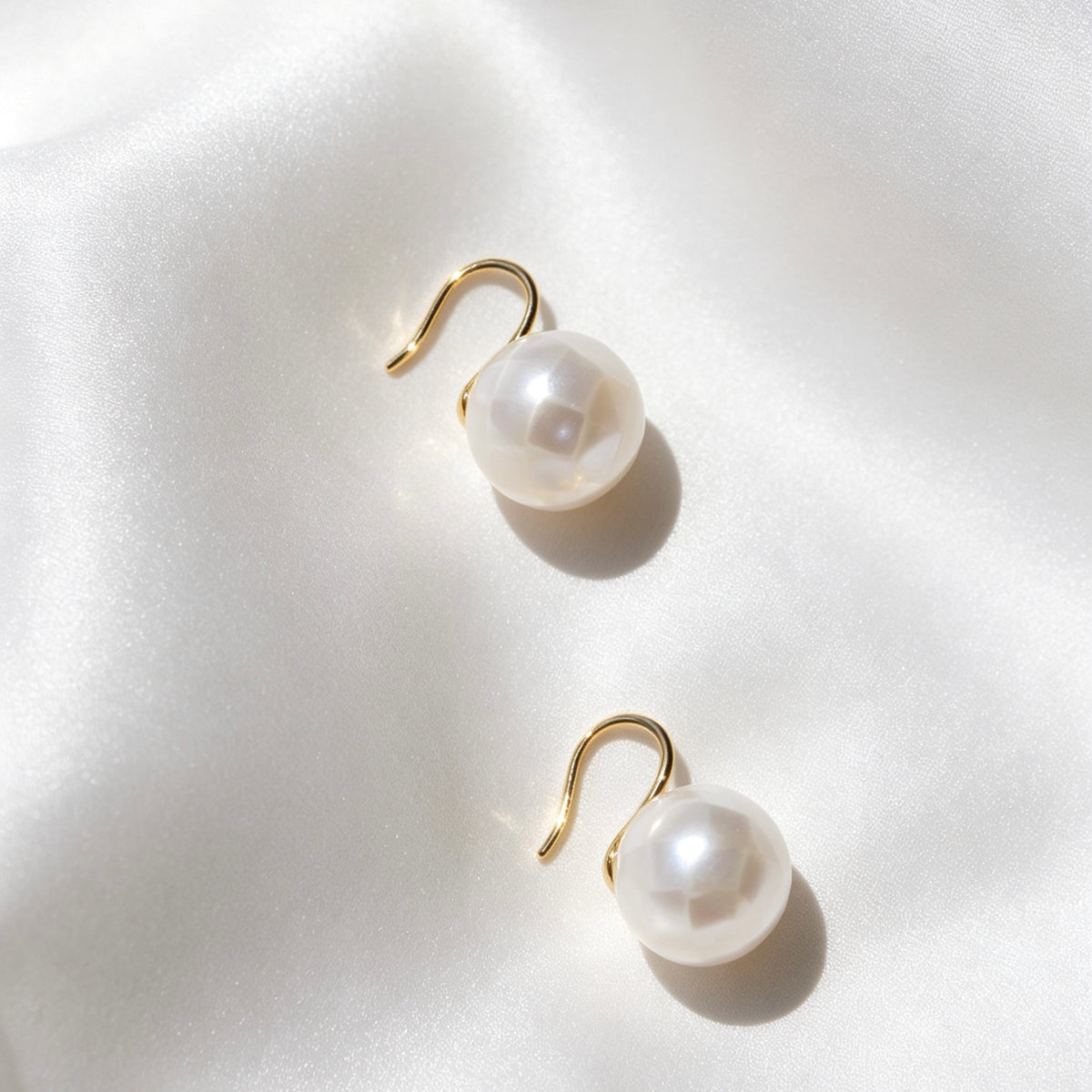 Pendientes de gota con perla de concha natural bañados en oro de 14K | Diseño minimalista