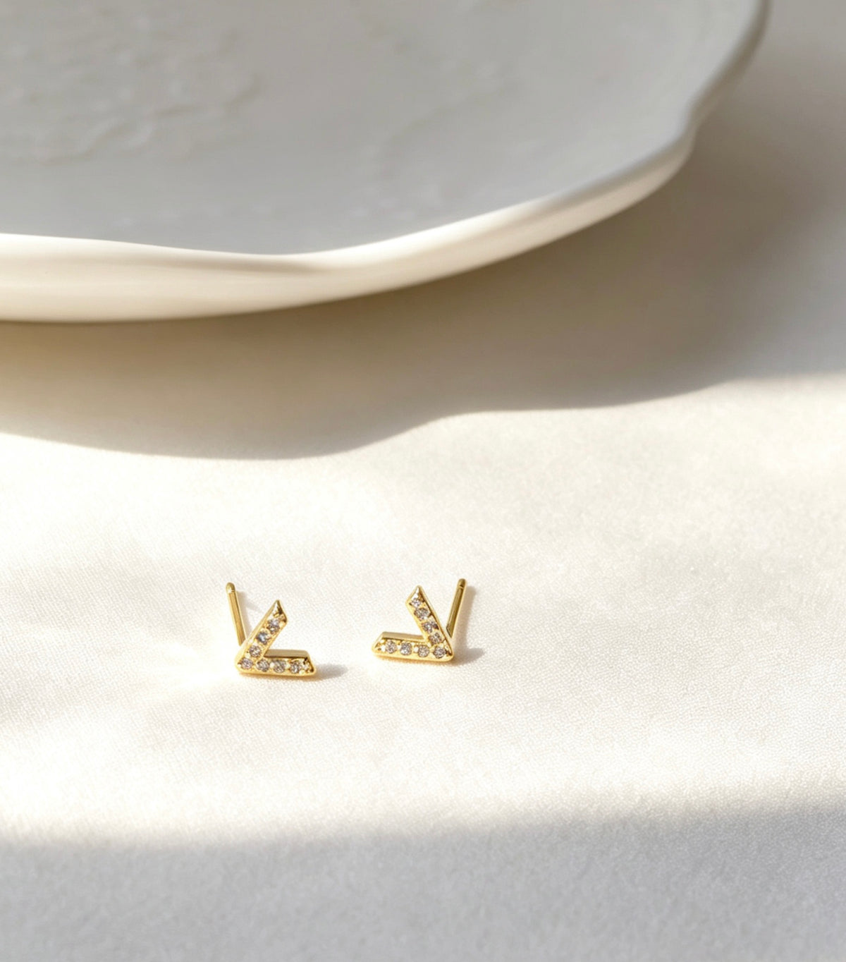 Pendientes de botón en forma de V con baño de oro de 14K y circonitas | Diseño minimalista