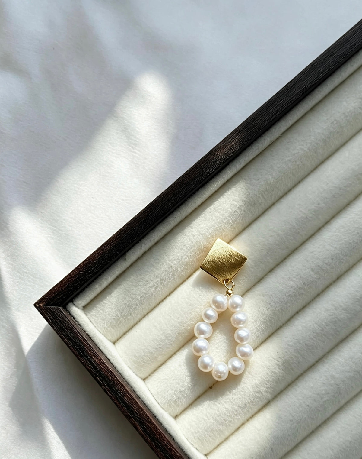 Pendientes de aro con perla de agua dulce | Chapados en oro de 14K, plata S925