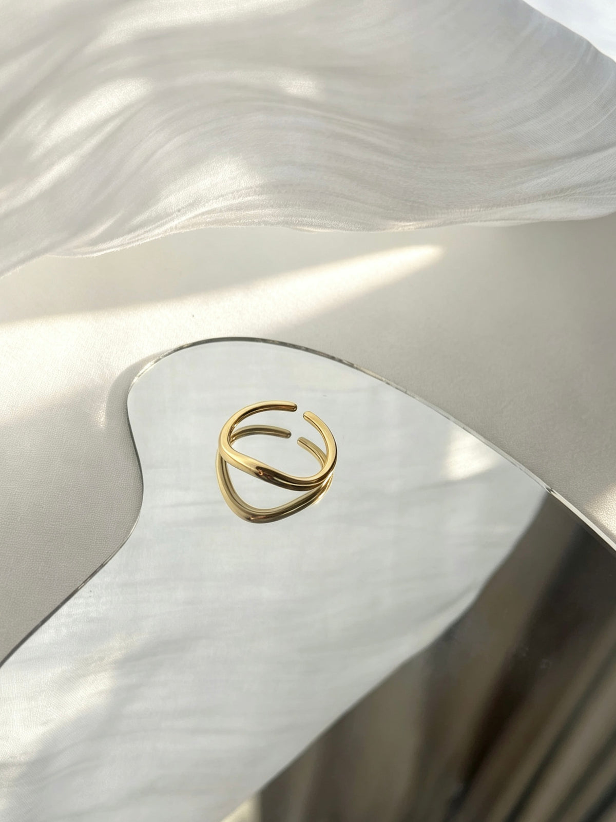 Anillo de onda chapado en oro de 14K | Ajustable y apilable