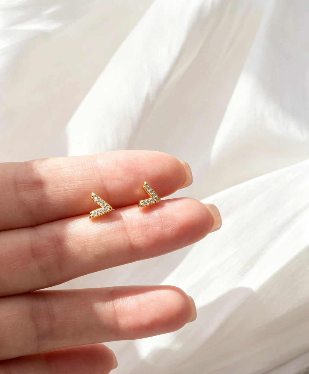 Pendientes de botón en forma de V con baño de oro de 14K y circonitas | Diseño minimalista