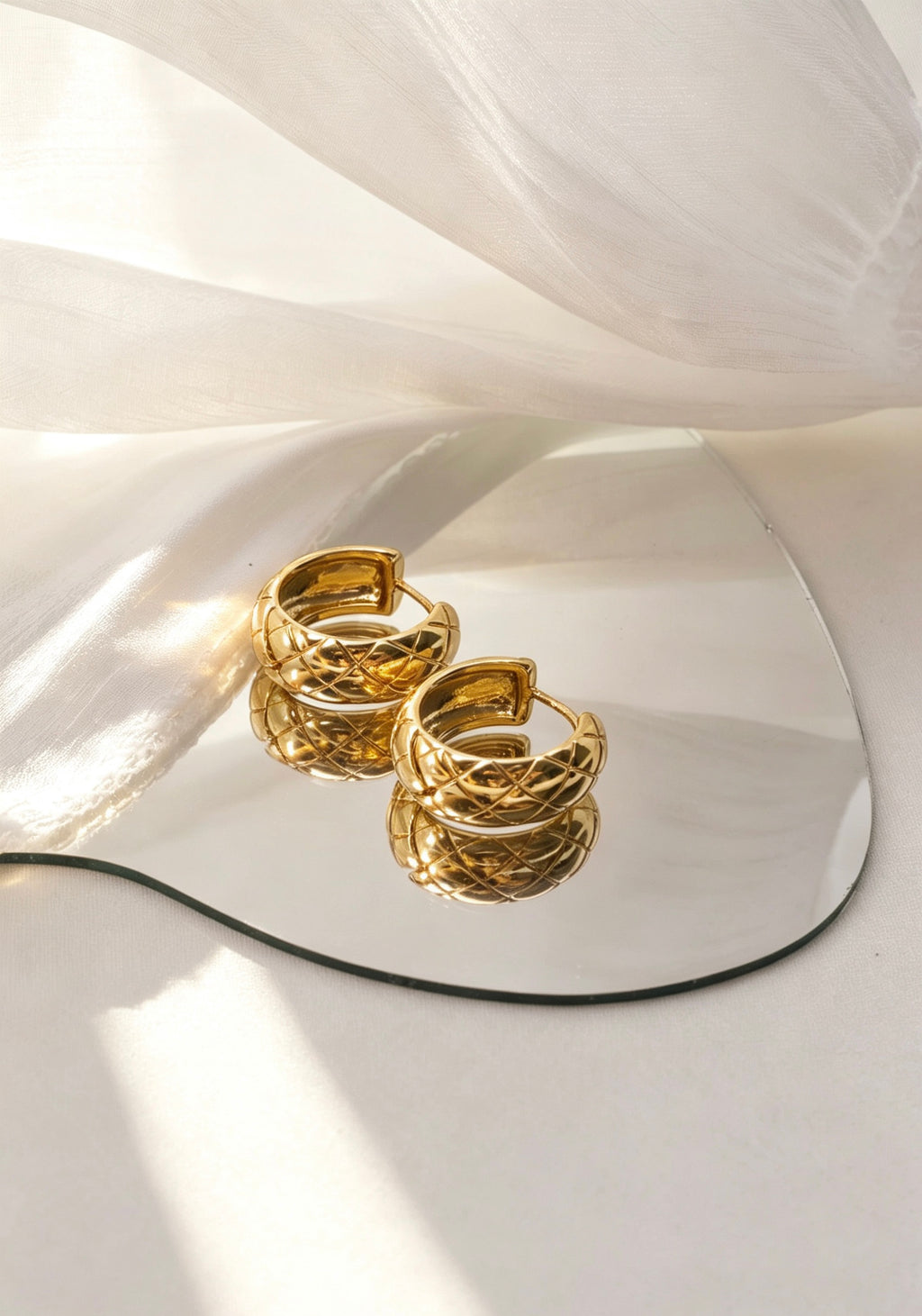 Pendientes de aro acolchados chapados en oro de 14 quilates | Diseño texturizado