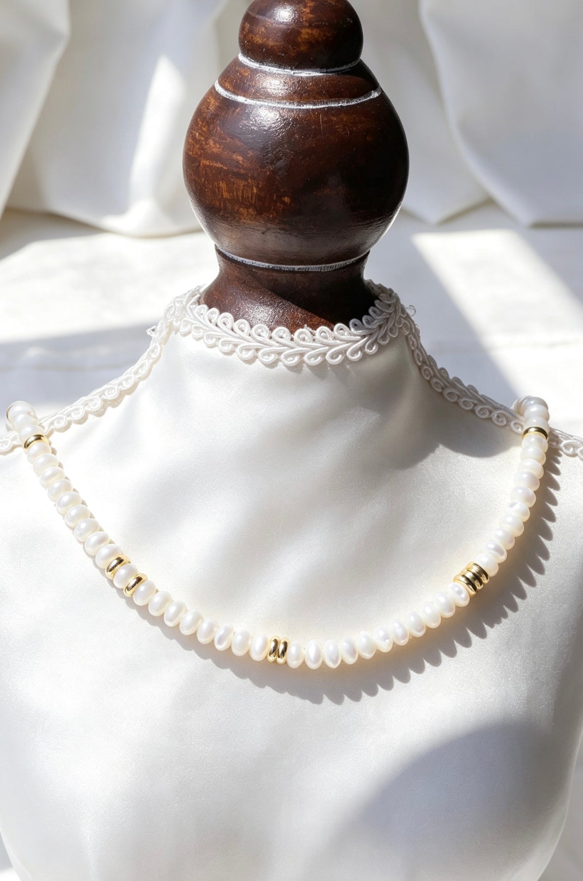Collar de cuentas de concha blanca bañado en oro de 14K | Hecho a mano