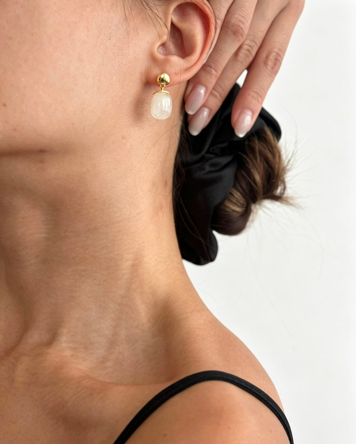 Pendientes de gota en resina blanca chapados en oro de 14 quilates | Diseño escultural