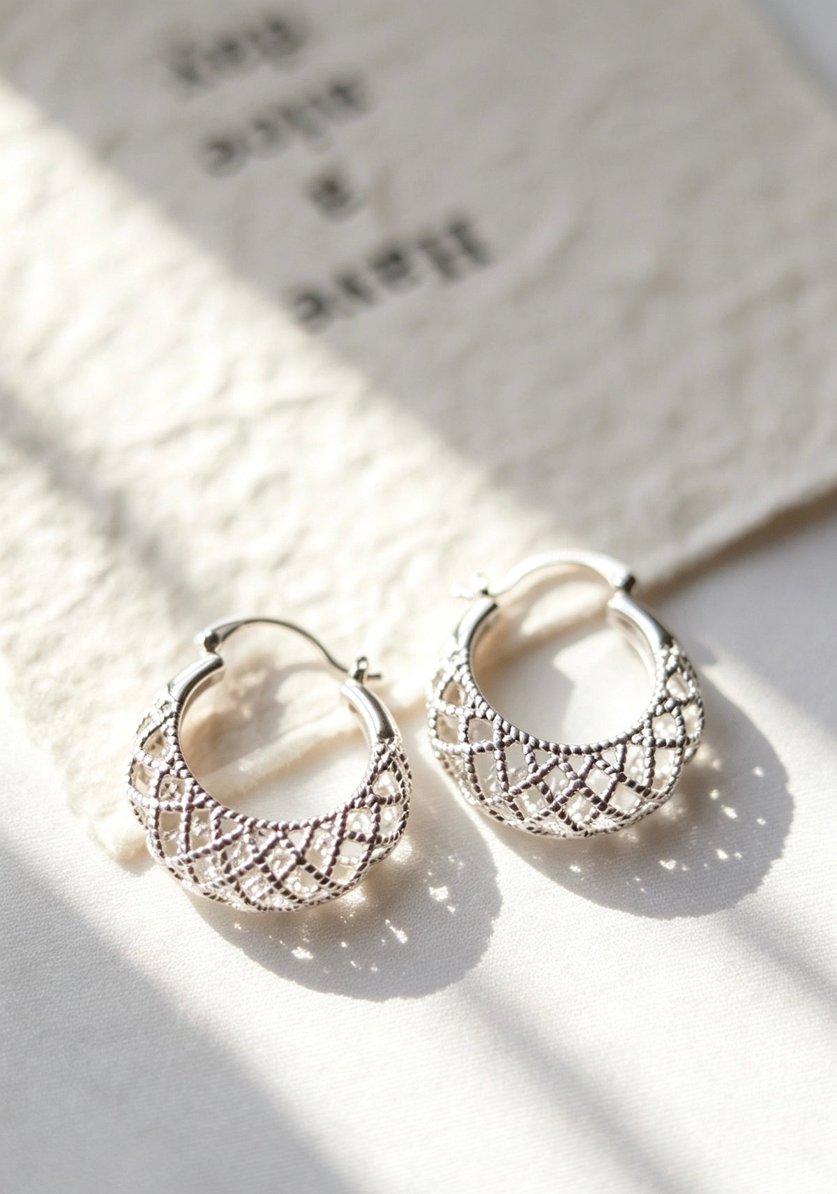 Pendientes de aro con diseño de celosía bañados en plata | Diseño de filigrana