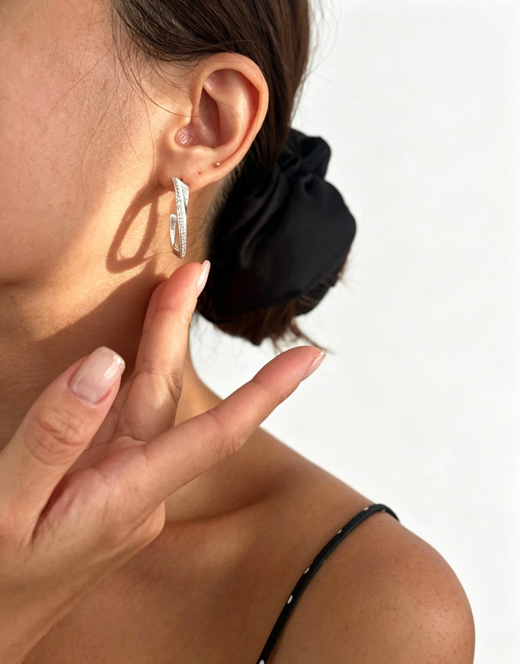 Pendientes de aro en forma de C con circonitas cúbicas bañados en plata | Diseño texturizado