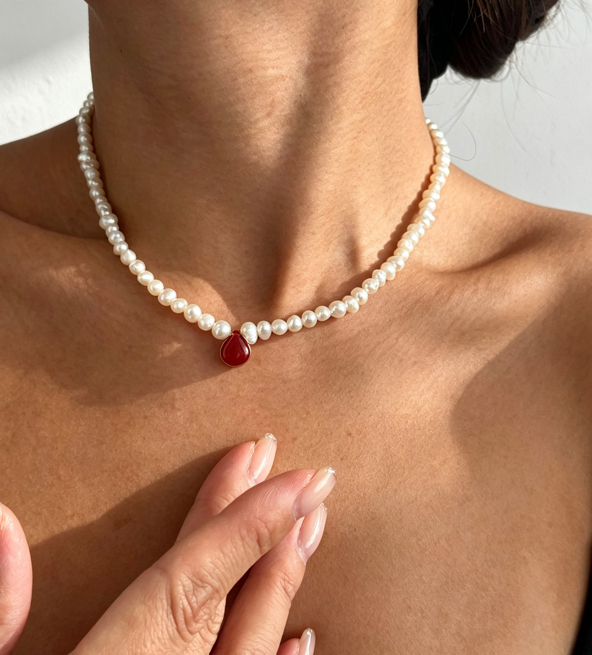 Collar con colgante de gota de ágata roja en oro de 14K con perlas de agua dulce de 5 mm | Hecho a mano