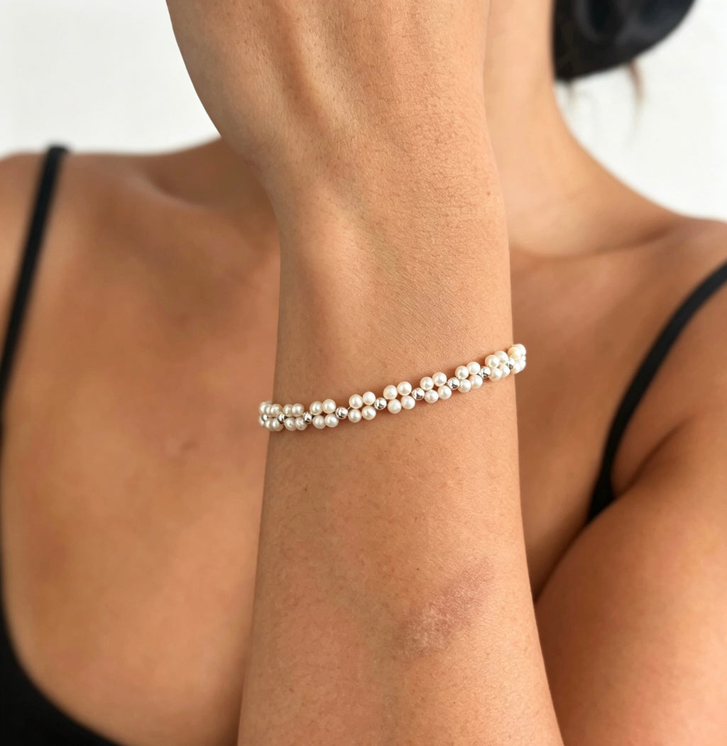 Pulsera de perlas de doble hilo con diseño floral | Perlas de agua dulce de 4 mm