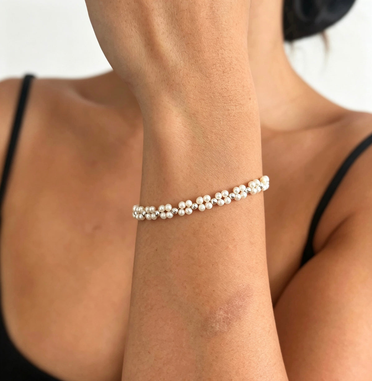 Pulsera de perlas de doble hilo con diseño floral | Perlas de agua dulce de 4 mm