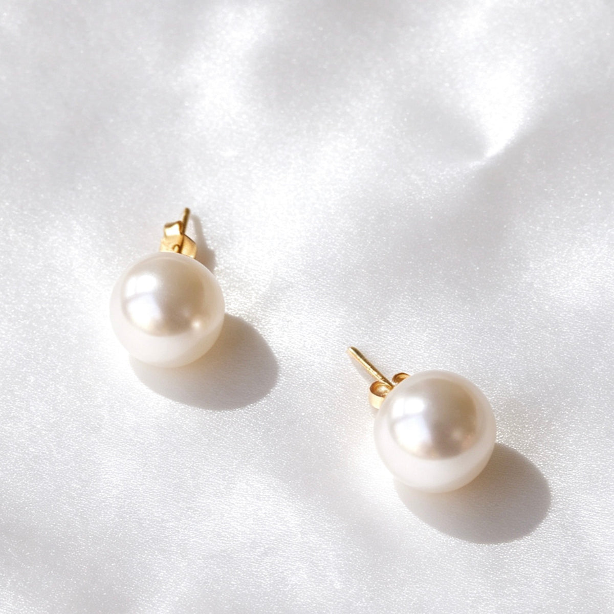 Pendientes de botón de perla redonda clásica de 10 mm | S925 chapado en oro