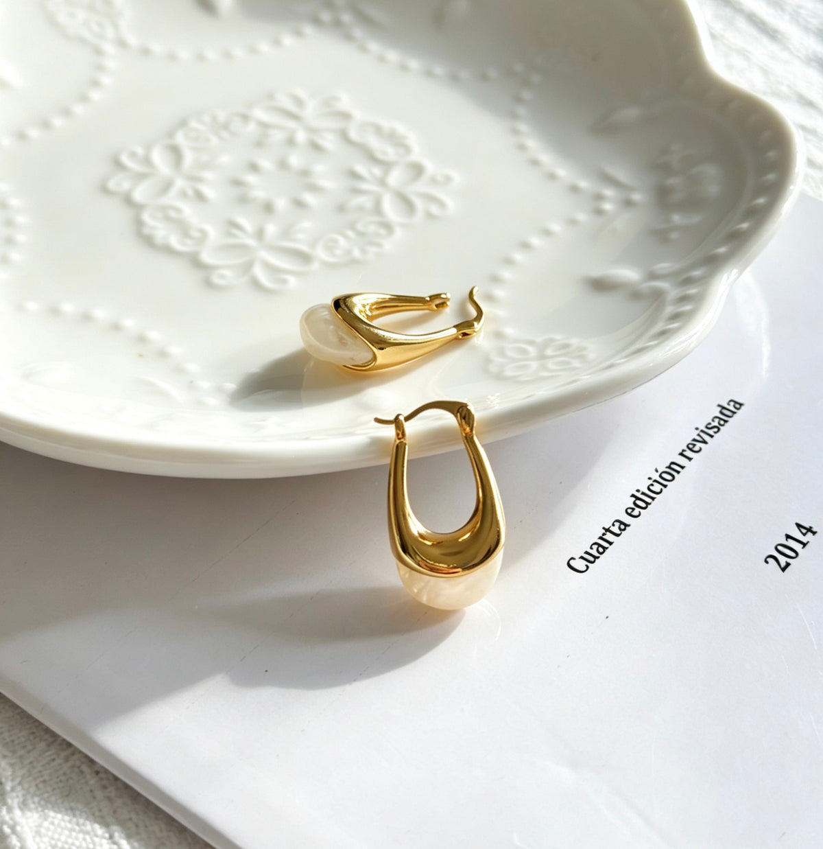Pendientes de aro en forma de U bañados en oro de 14K | Diseño escultural