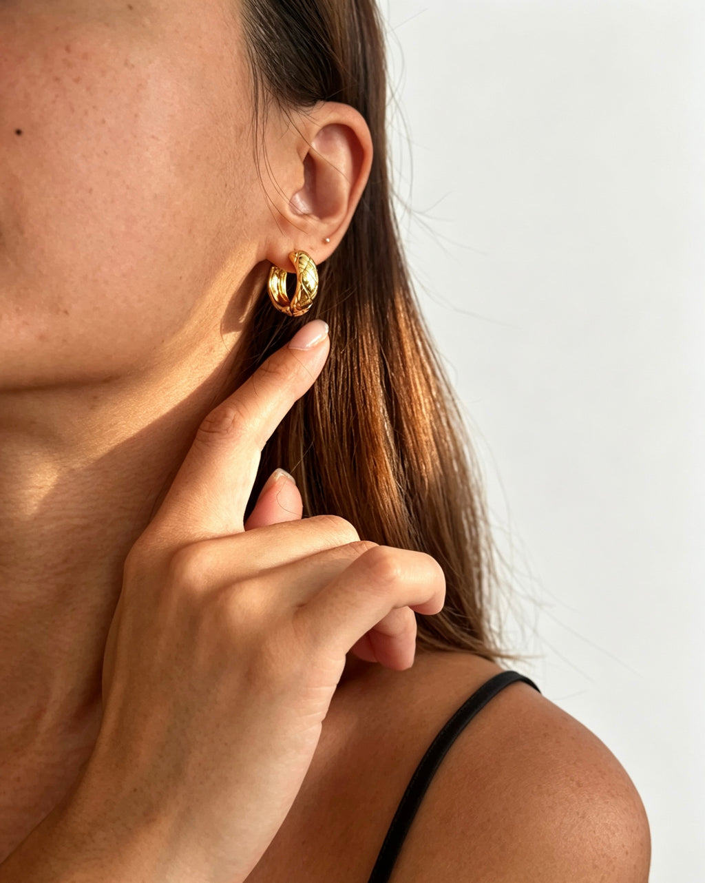 Pendientes de aro acolchados chapados en oro de 14 quilates | Diseño texturizado