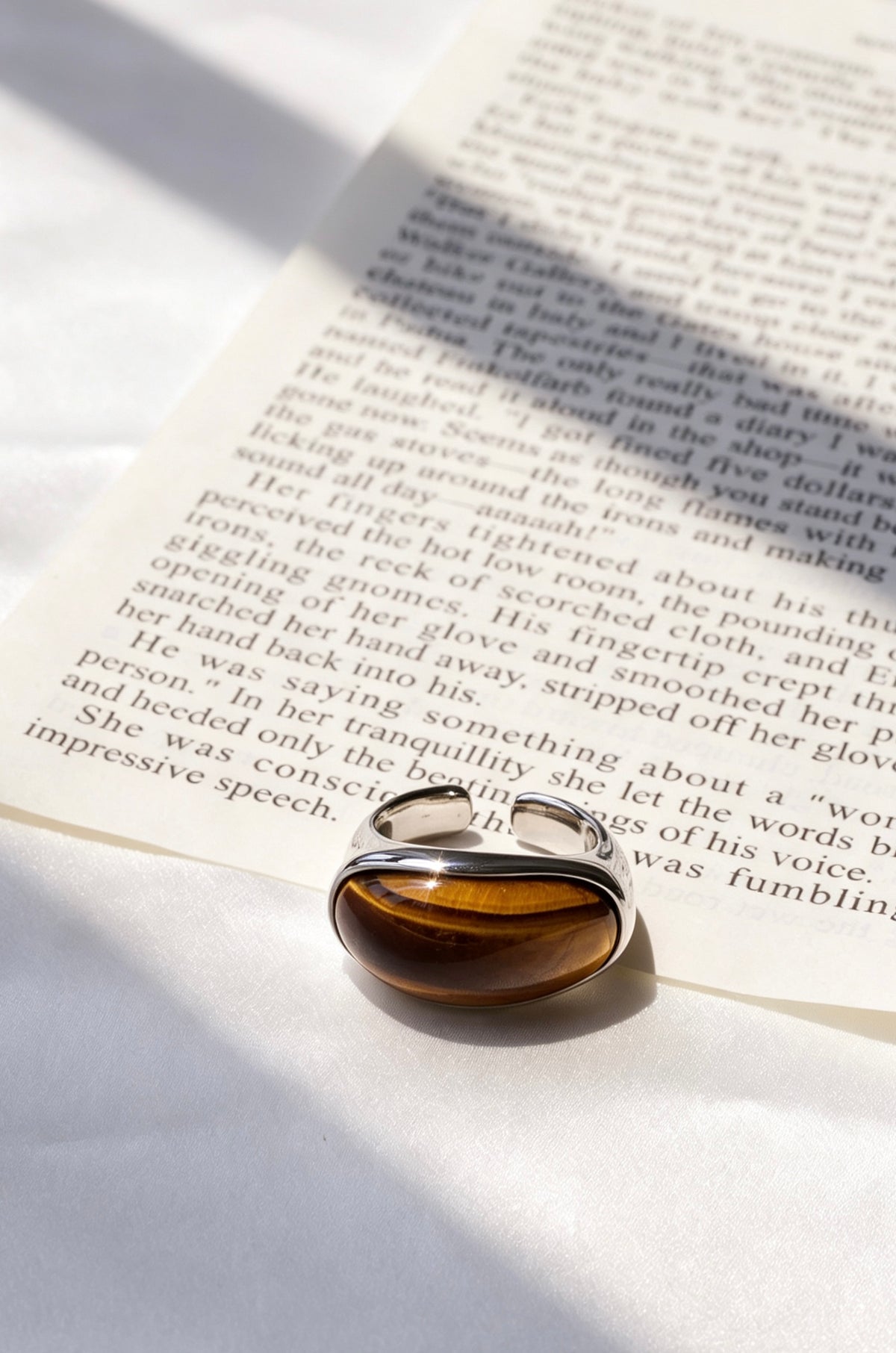 Anillo abierto de ojo de tigre bañado en plata | Diseño escultural