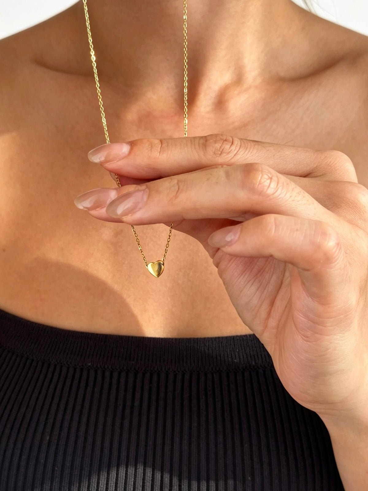 Collar con colgante de corazón bañado en oro de 14K | Diseño minimalista
