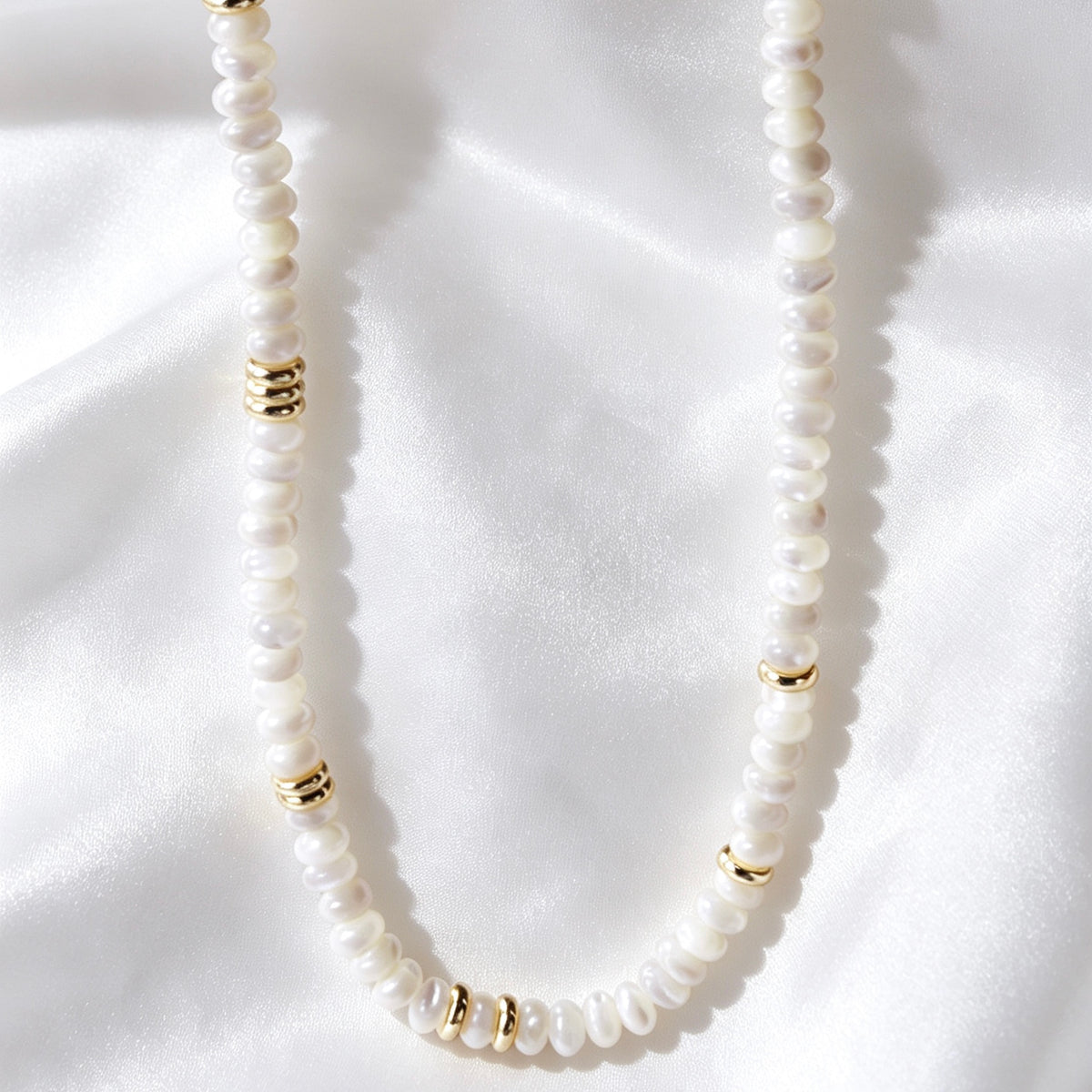 Collar de cuentas de concha blanca bañado en oro de 14K | Hecho a mano