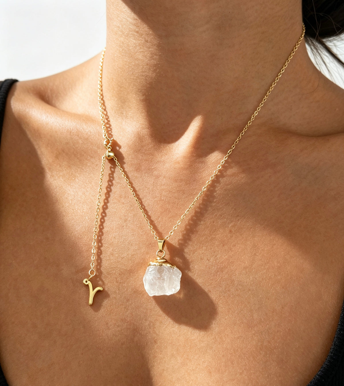 Collar con colgante de cuarzo transparente en bruto y letra en oro de 14K | Hecho a mano