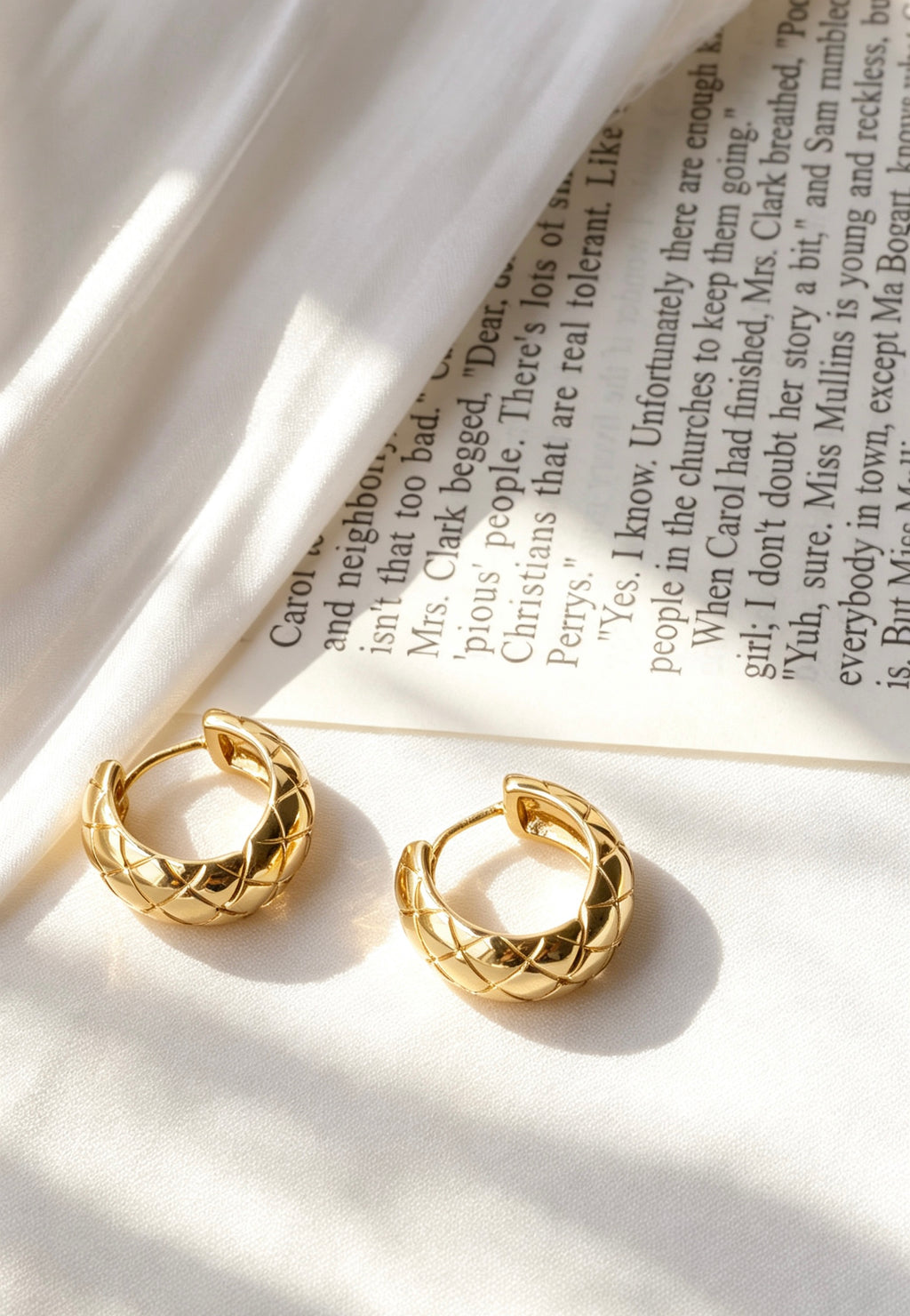 Pendientes de aro acolchados chapados en oro de 14 quilates | Diseño texturizado