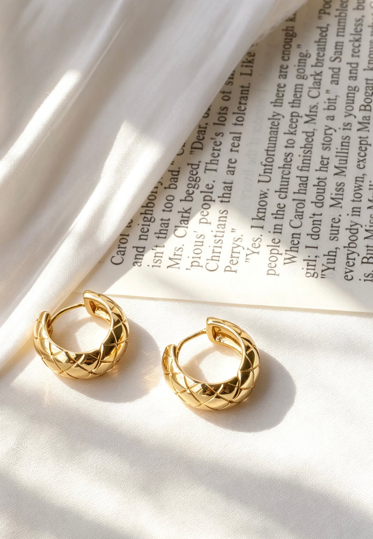 Pendientes de aro acolchados chapados en oro de 14 quilates | Diseño texturizado