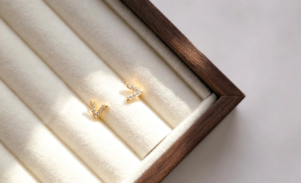 Pendientes de botón en forma de V con baño de oro de 14K y circonitas | Diseño minimalista
