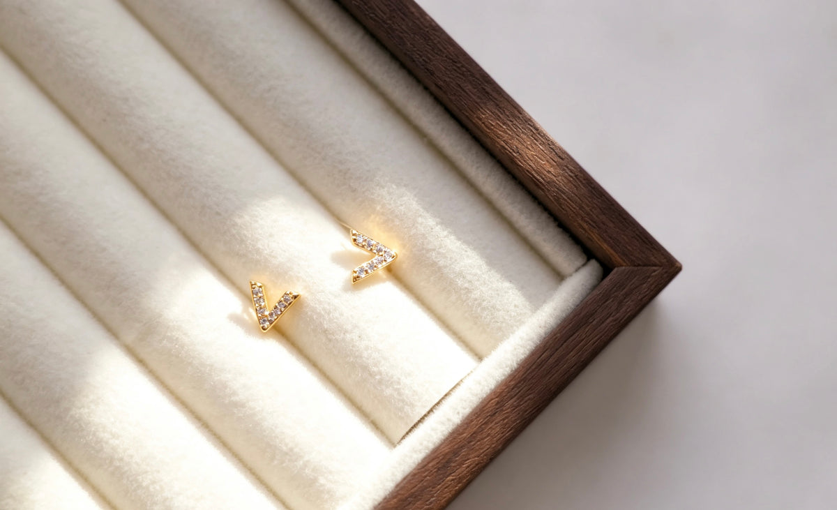 Pendientes de botón en forma de V con baño de oro de 14K y circonitas | Diseño minimalista