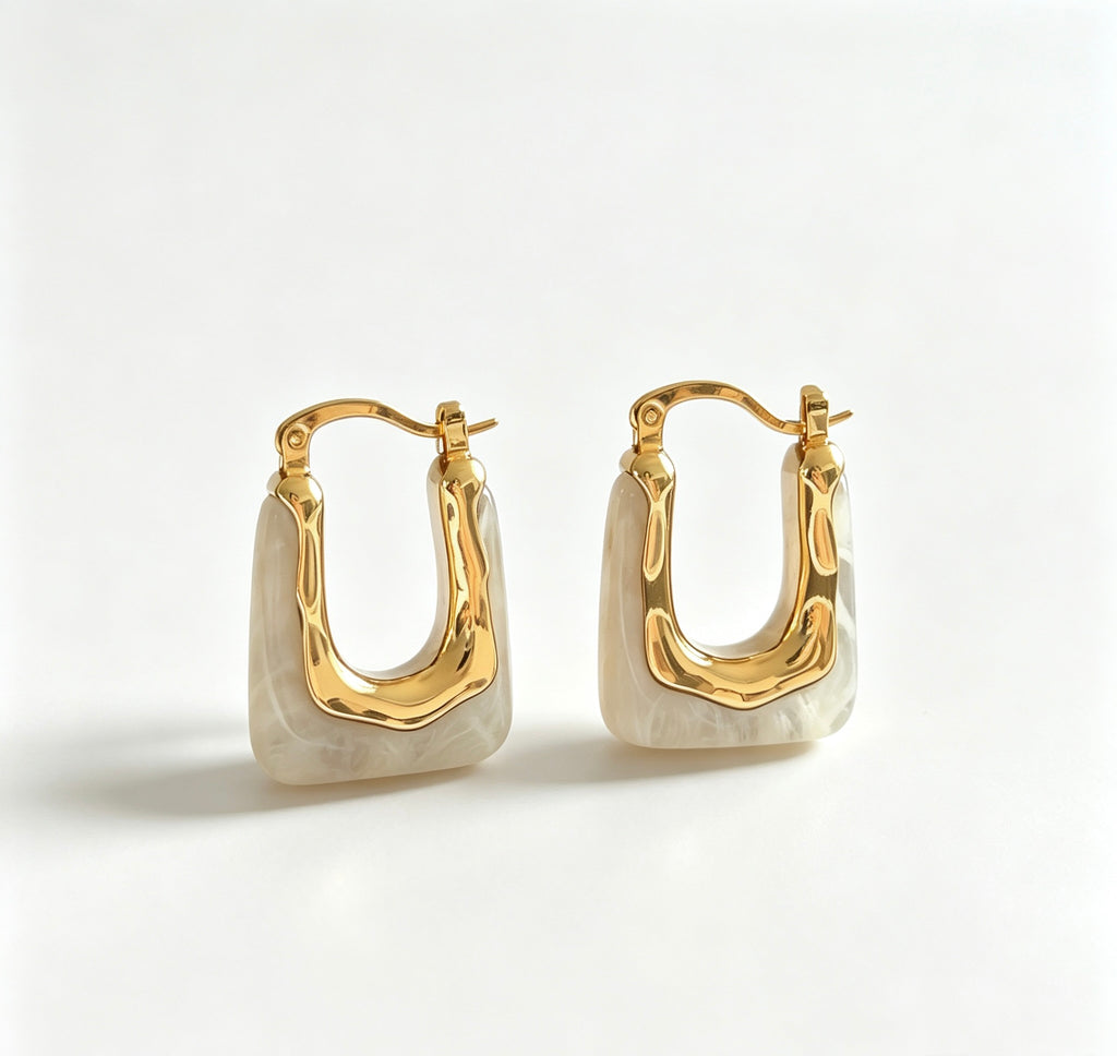 Pendientes de aro de resina blanca chapados en oro de 14 quilates | Diseño escultórico