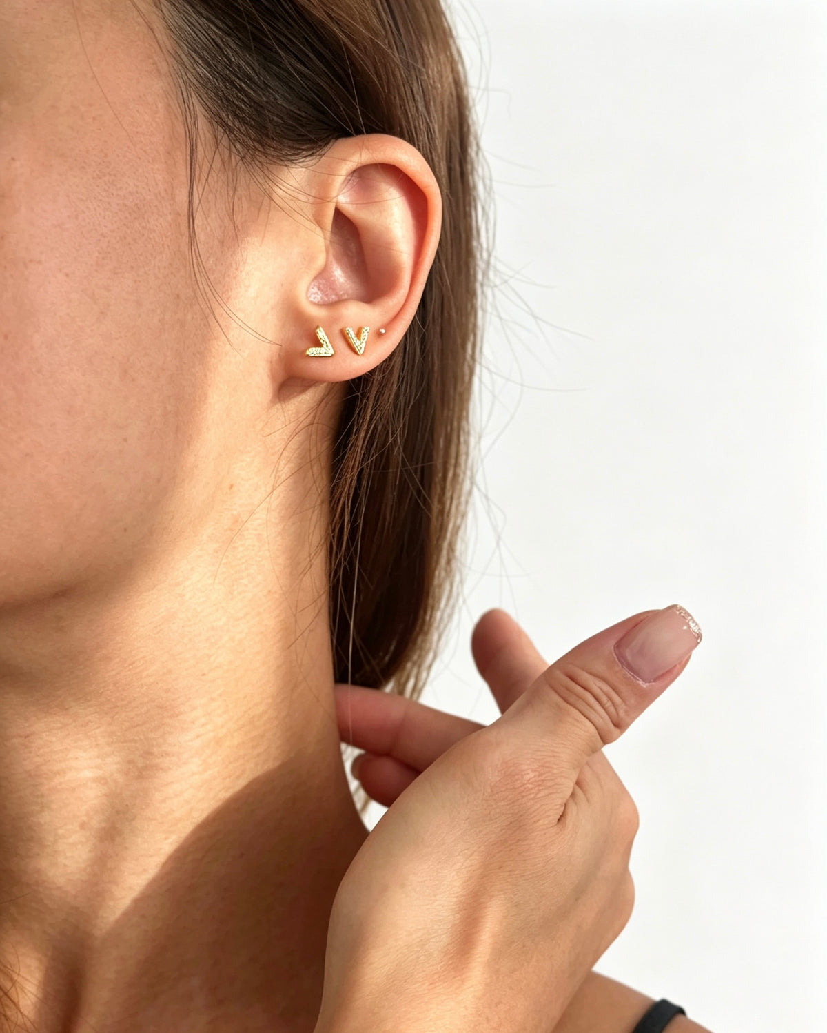Pendientes de botón en forma de V con baño de oro de 14K y circonitas | Diseño minimalista