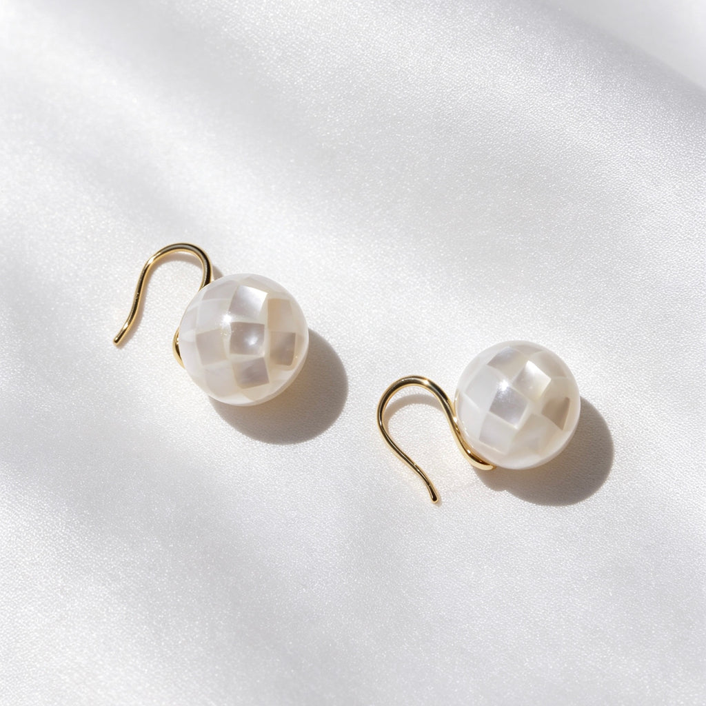 Pendientes de gota con perla de concha natural bañados en oro de 14K | Diseño minimalista