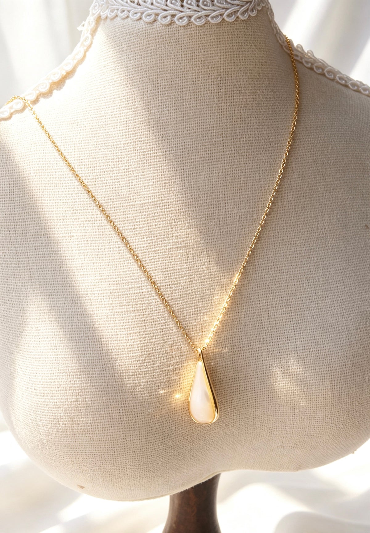 Collar de lágrima de nácar bañado en oro de 14 quilates | Ajustable
