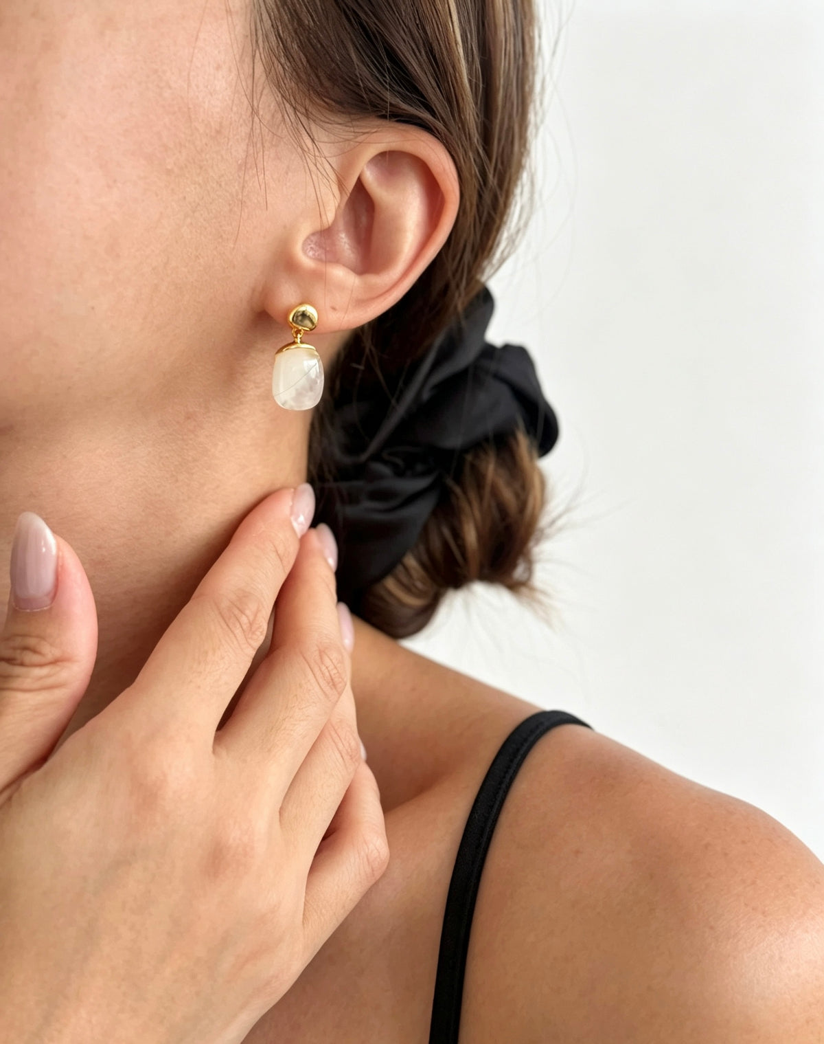 Pendientes de gota en resina blanca chapados en oro de 14 quilates | Diseño escultural