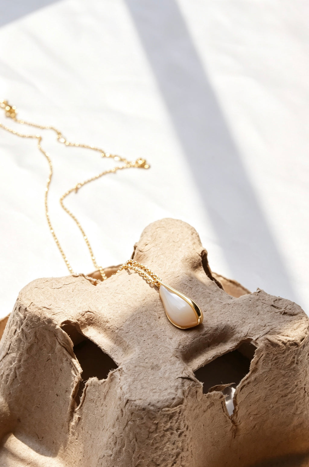 Collar de lágrima de nácar bañado en oro de 14 quilates | Ajustable