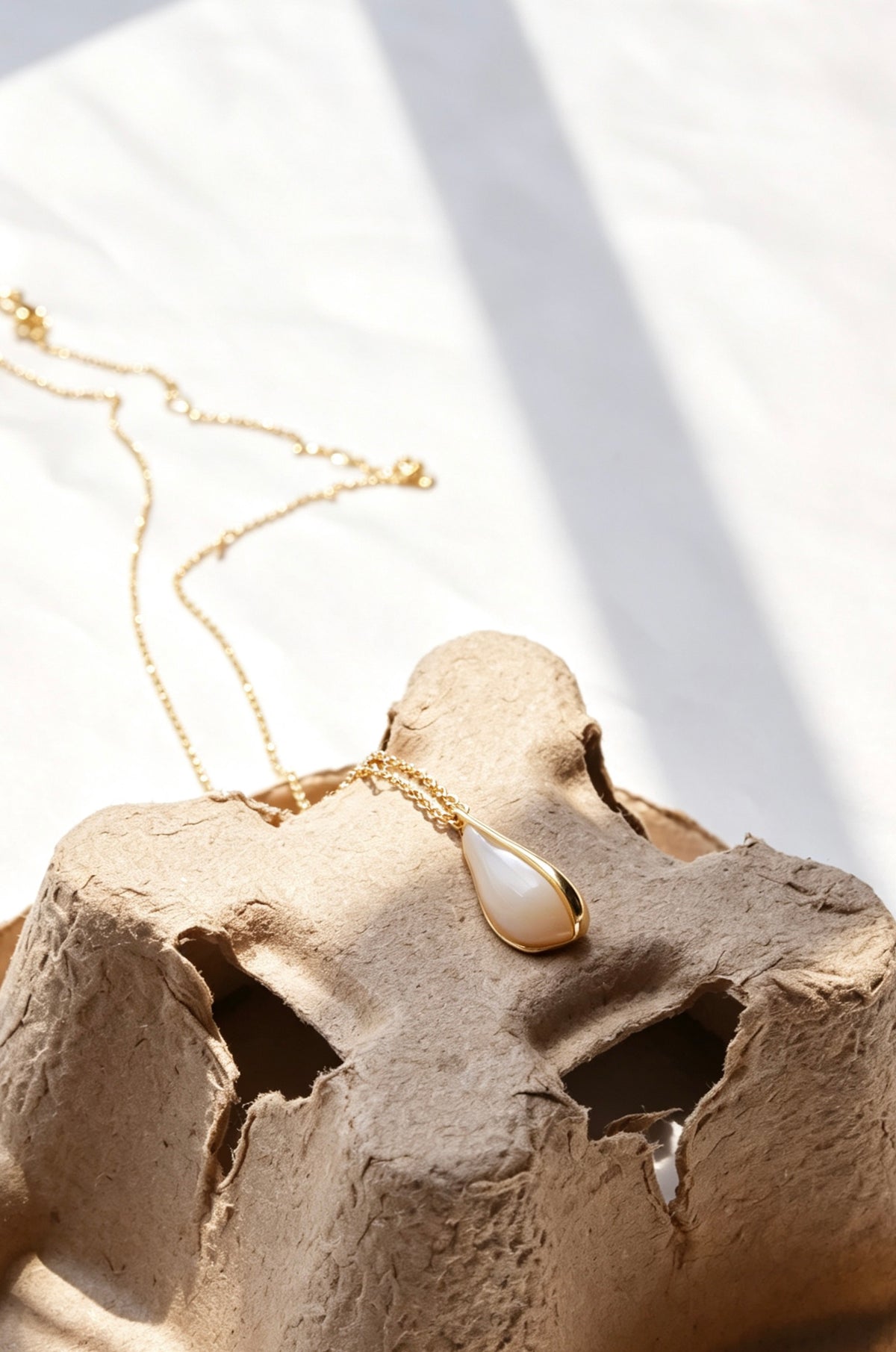 Collar de lágrima de nácar bañado en oro de 14 quilates | Ajustable