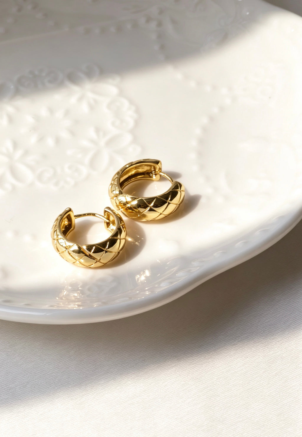 Pendientes de aro acolchados chapados en oro de 14 quilates | Diseño texturizado