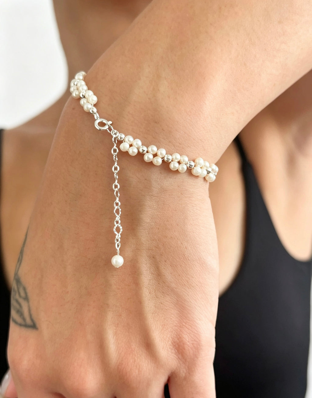 Pulsera de perlas de doble hilo con diseño floral | Perlas de agua dulce de 4 mm