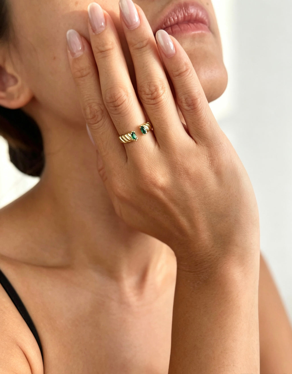 Anillo abierto de esmeralda bañado en oro de 14K | Diseño de banda trenzada