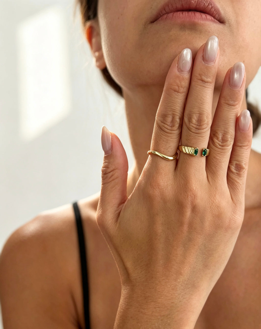 Anillo abierto de esmeralda bañado en oro de 14K | Diseño de banda trenzada