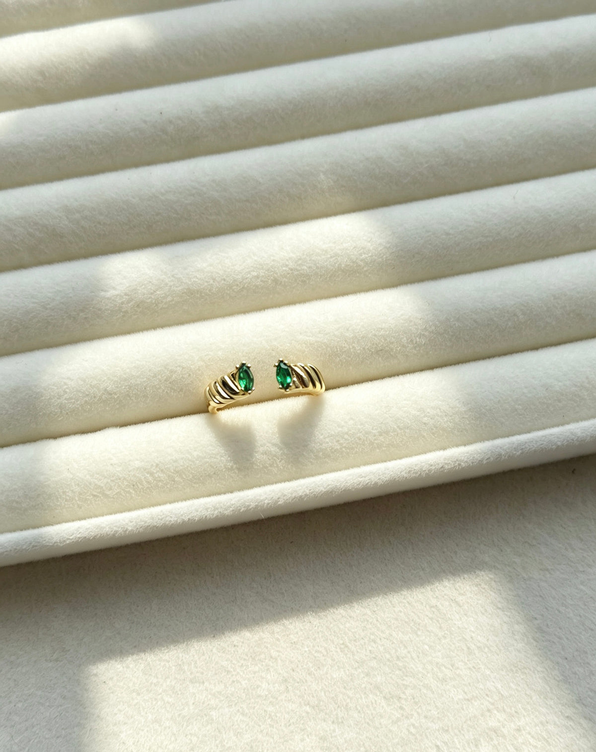 Anillo abierto de esmeralda bañado en oro de 14K | Diseño de banda trenzada