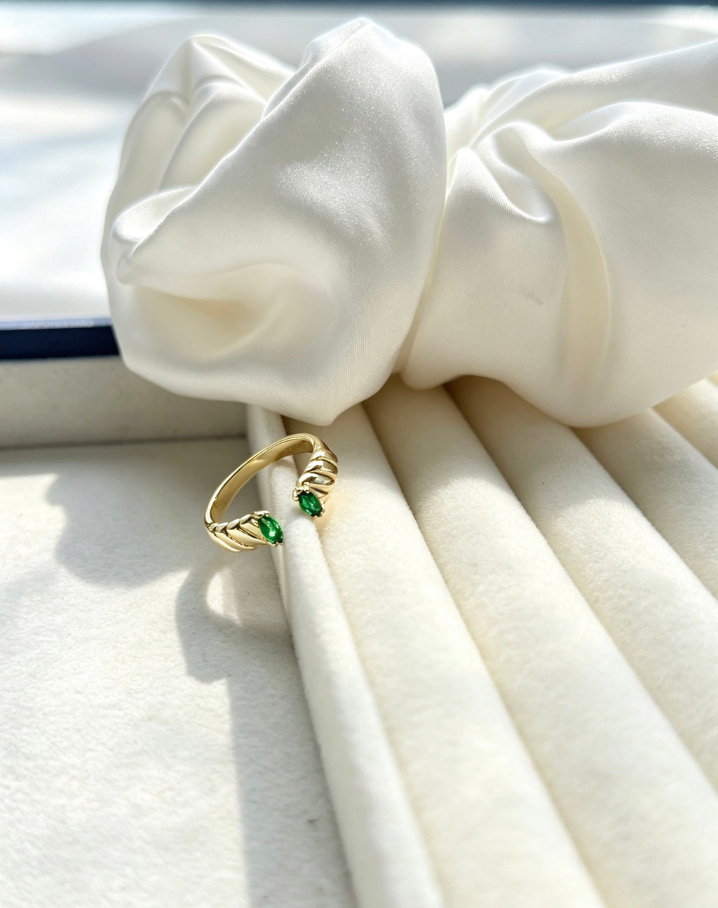 Anillo abierto de esmeralda bañado en oro de 14K | Diseño de banda trenzada