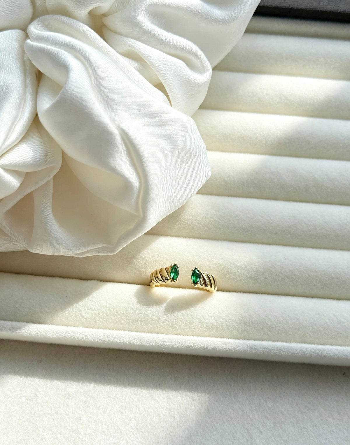 Anillo abierto de esmeralda bañado en oro de 14K | Diseño de banda trenzada