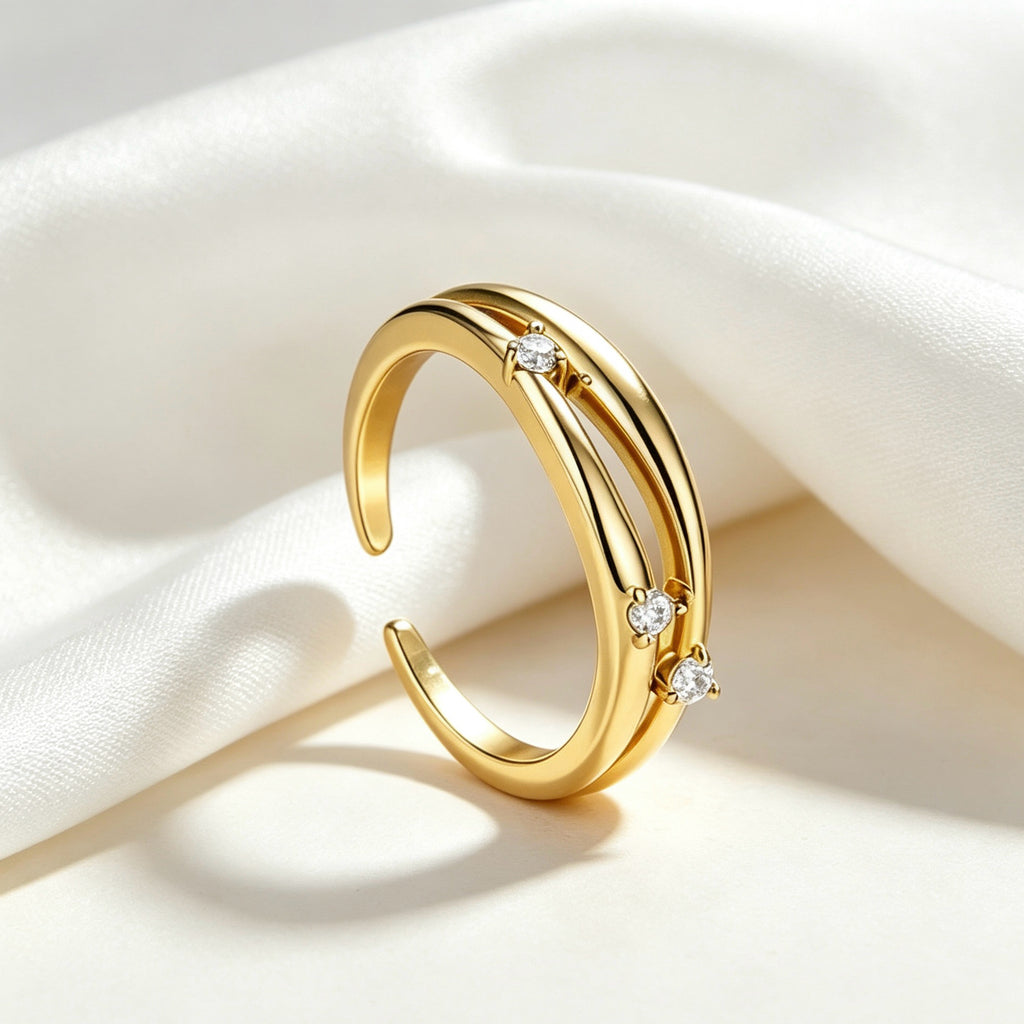 Anillo de plata con baño de oro de 14K, diseño cruzado con circonitas cúbicas | Diseño abierto