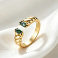 Anillo abierto de esmeralda bañado en oro de 14K | Diseño de banda trenzada