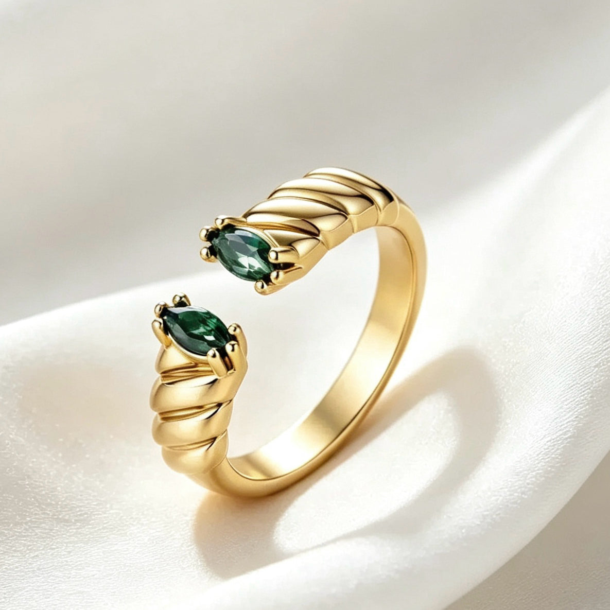 Anillo abierto de esmeralda bañado en oro de 14K | Diseño de banda trenzada