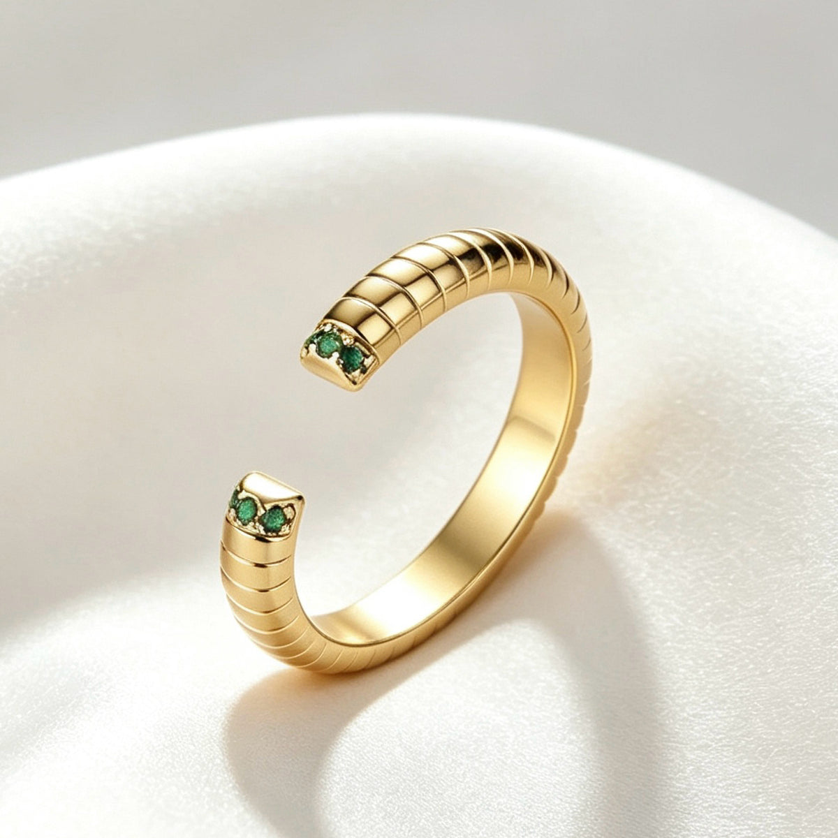Anillo fino de esmeralda bañado en oro de 14 quilates | Diseño abierto delgado