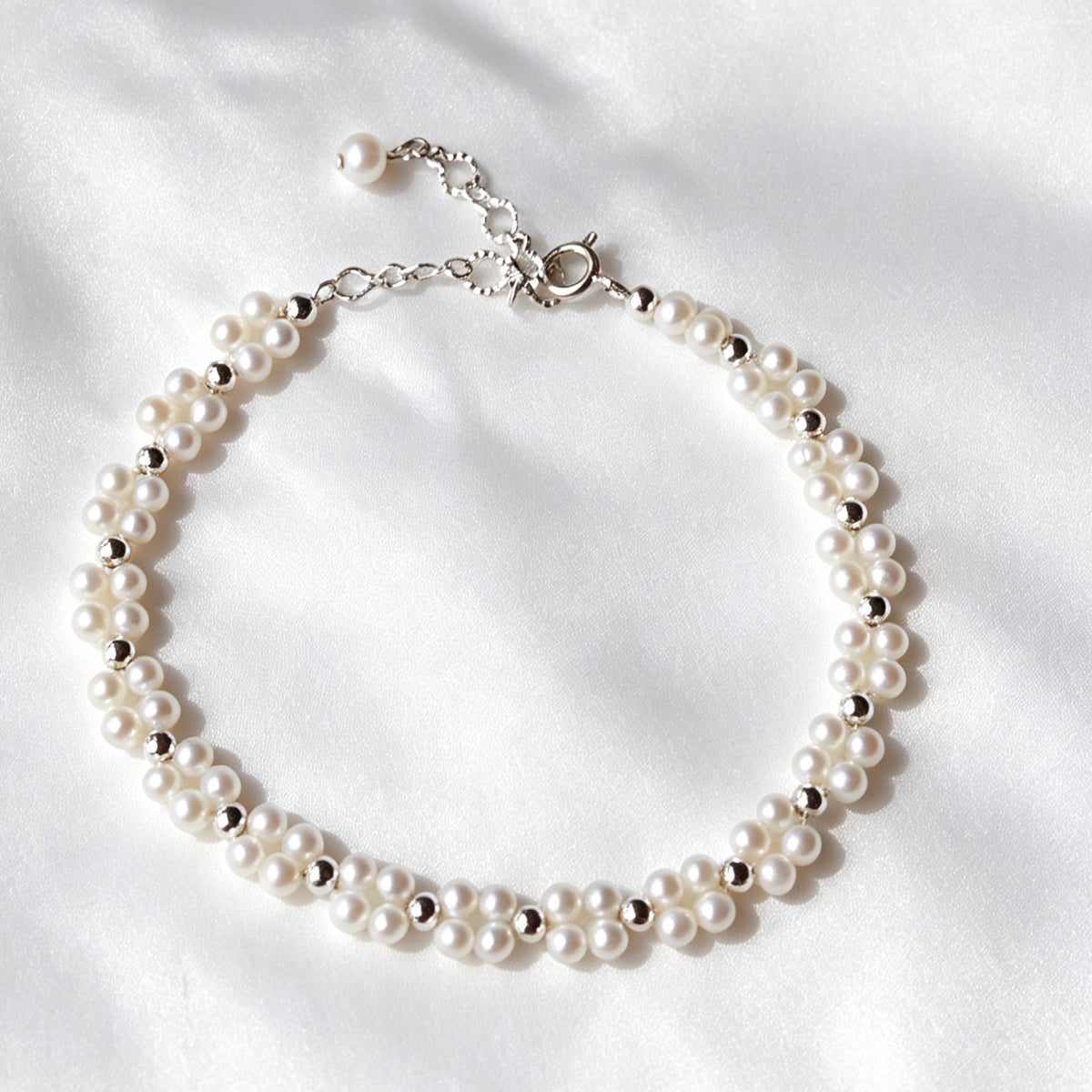 Pulsera de perlas de doble hilo con diseño floral | Perlas de agua dulce de 4 mm