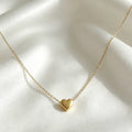 Collar con colgante de corazón bañado en oro de 14K | Diseño minimalista