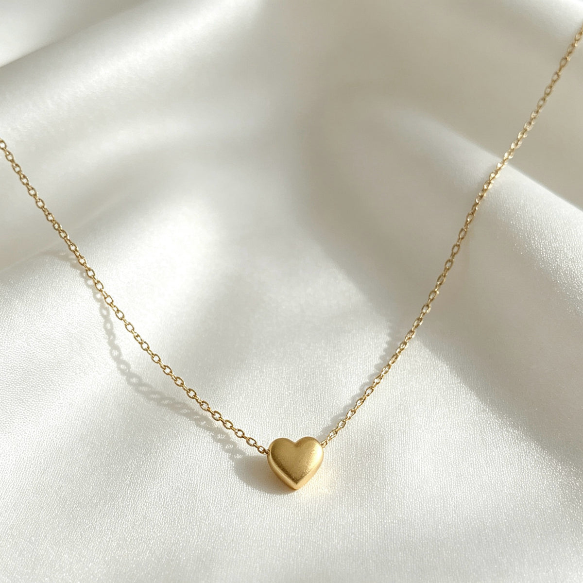 Collar con colgante de corazón bañado en oro de 14K | Diseño minimalista