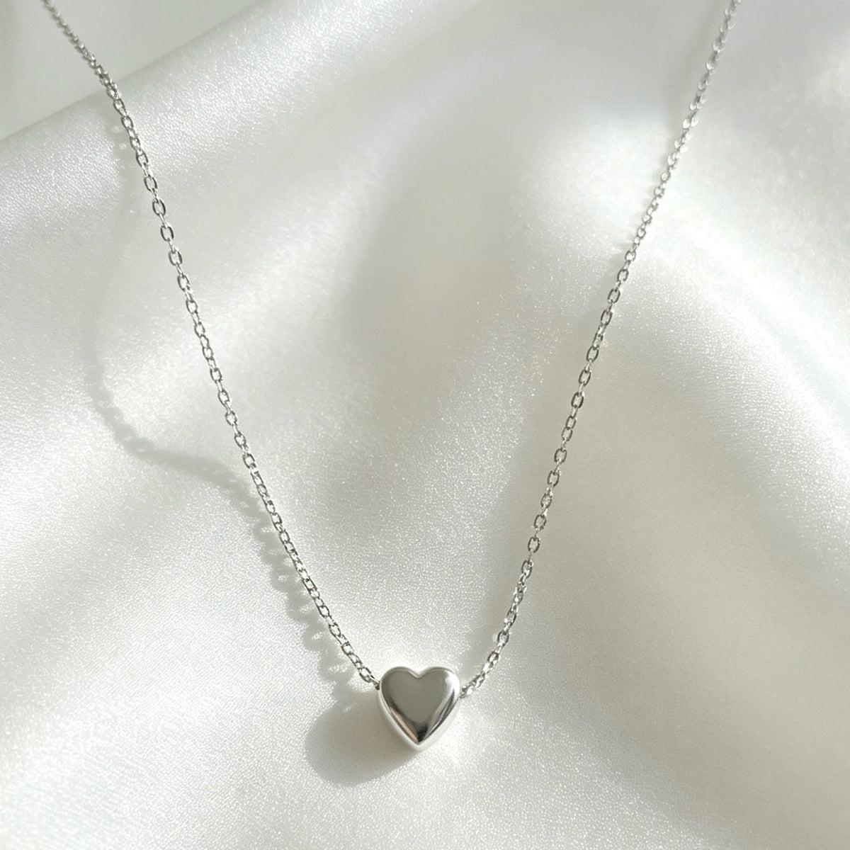 Collar con colgante de corazón bañado en plata | Diseño minimalista