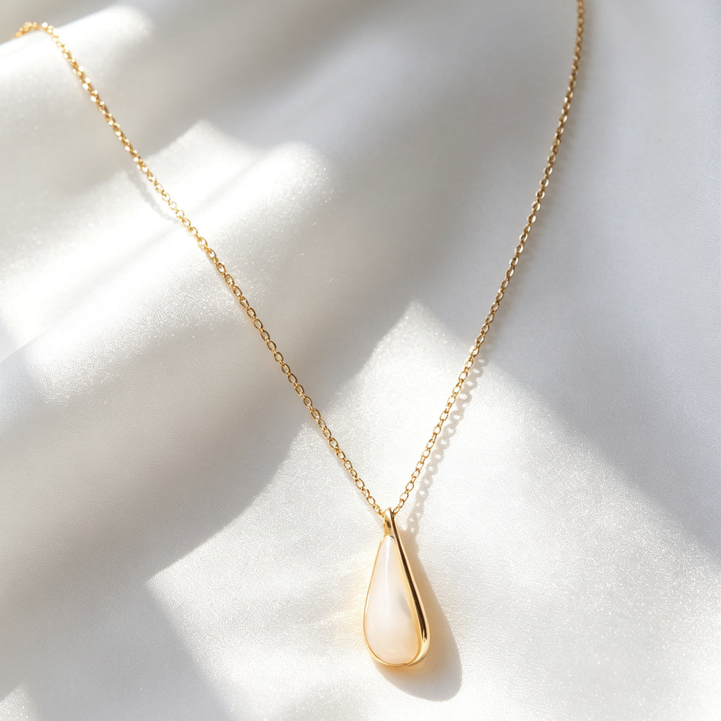 Collar de lágrima de nácar bañado en oro de 14 quilates | Ajustable